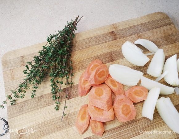 Крупно нарезаем лук и морковь.