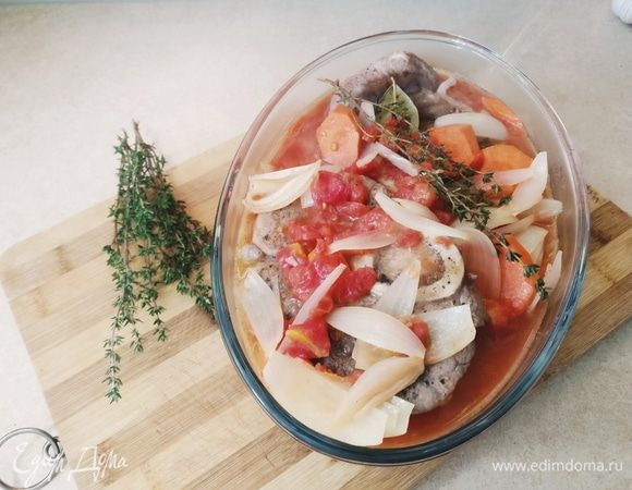 Заливаем мясо в форме овощным соусом. Накрываем фольгой и отправляем в духовку на 2 часа.