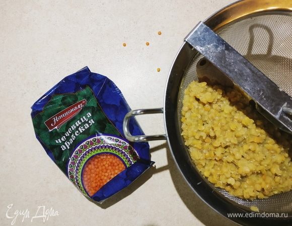 Сливаем воду и перетираем чечевицу до пюреобразного состояния.