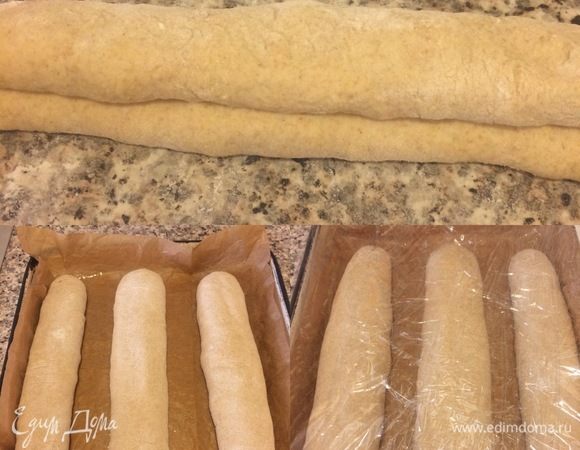 Переложить наши багеты на противень (бумагу для выпечки можно слегка смазать растительным маслом), пищевую пленку тоже слегка смазать маслом, накрыть багеты и отправить в теплое место (23-24°С) на 30 минут. Спустя 30 минут снять пленку, накрыть новой пленкой и отправить в холодильник на ночь.