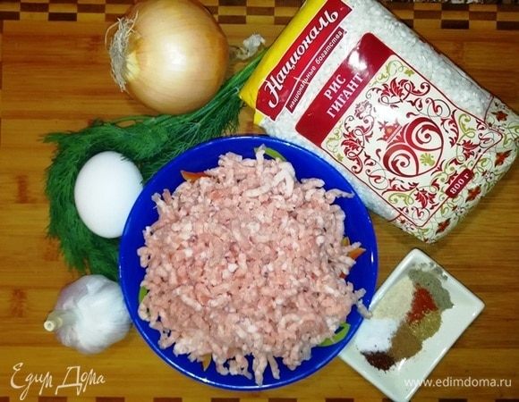 Подготовьте необходимые ингредиенты. Фарш я делала из свинины.
Лук перекрутила на мясорубке, чеснок измельчила, укроп мелко нарезала.
Готовила одновременно крокеты и десерт, заговорилась с сыном и добавила немного ванилина в фарш. Результат меня удивил, вкус получился восточный (хотя аромат ванили не ощущается).
