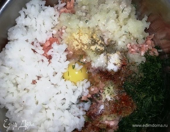 Смешайте фарш, рис, яйцо, лук, чеснок и все специи. Хорошо вымесите и поставьте в холодильник минут на 15.