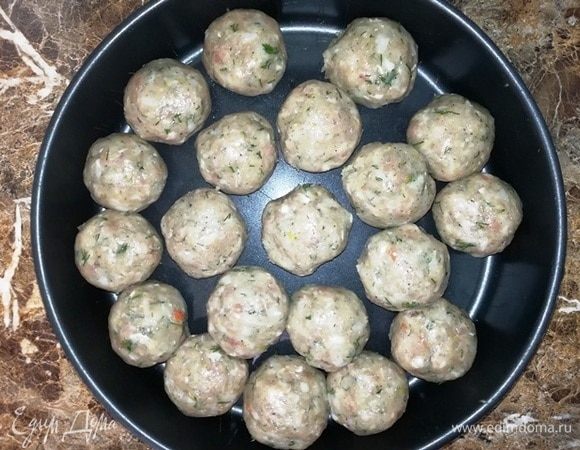 Из фарша скатайте шарики размером с грецкий орех. 
На этом этапе поставьте разогреваться фритюрницу или, как я, кастрюльку с растительным маслом.