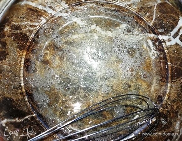 Отделите белок от желтка и слегка взбейте венчиком.