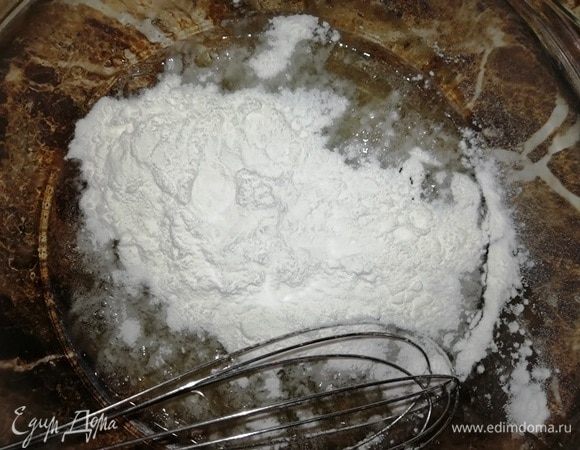 Добавьте крахмал и тщательно размешайте.