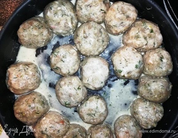 Добавьте к мясным шарикам кляр. Я просто покатала шарики по форме, чтобы они полностью покрылись кляром.