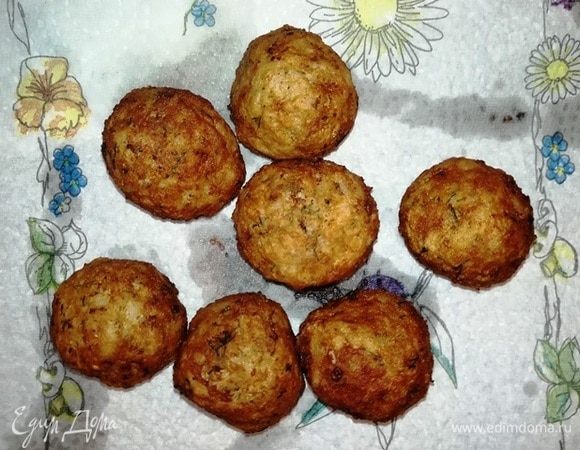 Небольшими порциями выкладываем в кипящее масло крокеты и жарим до аппетитной корочки (примерно 3 минуты). Затем выкладываем на бумажную салфетку, чтобы убрать лишний жир.
