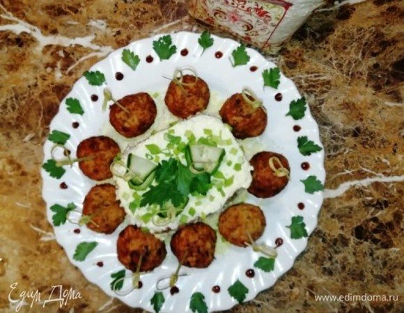 Протыкаем крокеты шпажками и выкладываем на блюдо. Я подавала с салатом из риса и тунца. Крокеты получились хрустящие снаружи и сочные внутри.
