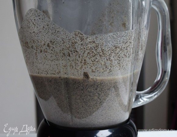 Пока духовка нагревается, приготовьте тесто для блинов. Разогрейте молоко вместе с маслом. Как только масло растопится, снимите с плиты. В блендере смешайте все ингредиенты для блинов, кроме воды. Отправьте тесто в холодильник на 1 час. За это время мука хорошо  разбухнет. 