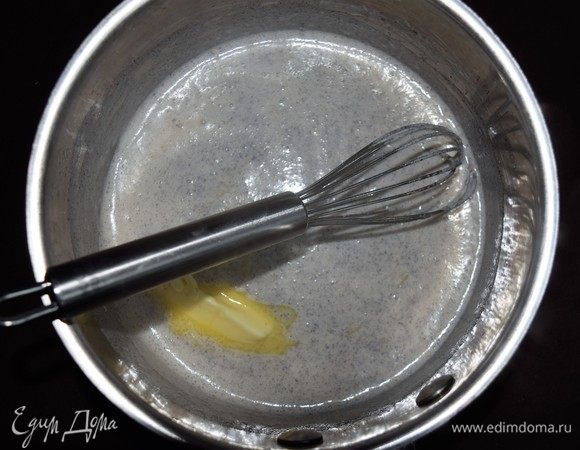 Пока тесто подходит, а баклажаны пекутся, приготовьте соус бешамель. Сначала в одной кастрюльке разогрейте молоко, не доводя до кипения, затем в другой кастрюльке растопите масло, добавьте гречневую муку и хорошо размешайте. Постепенно влейте горячее молоко, постоянно помешивая венчиком, чтобы избавиться от комков. Дайте соусу несколько минут покипеть на слабом огне и загустеть, постоянно помешивая ложкой (5–7 минут). Снимите с плиты, посолите, натрите сыр и перемешайте. Соус готов. 