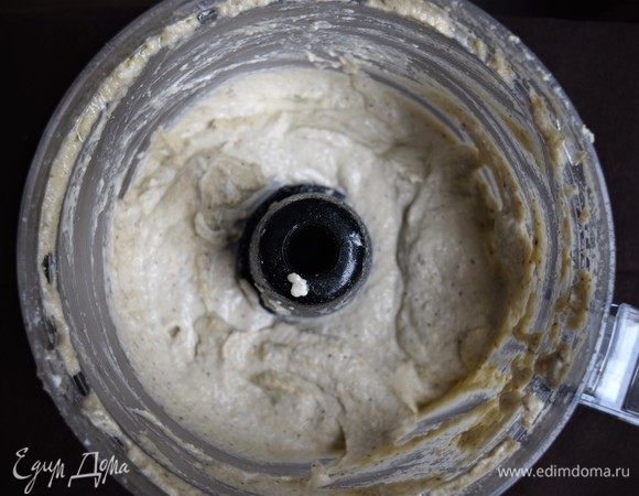 Достаньте готовые баклажаны и чеснок из духовки и слегка остудите. Подцепите кожицу у баклажанов ножом и снимите. Кожица легко снимается. Затем откиньте баклажаны на дуршлаг, чтобы стекла жидкость, либо отожмите их рукой. Переложите баклажаны и очищенный запеченный чеснок в кухонный процессор (комбайн) и добавьте к ним пасту тахини, оливковое масло, сок половины лимона. Взбейте до образования однородной массы. Затем введите рикотту. Добавьте соль и перец по вкусу и можно еще лимонного сока. Перемешайте. Баклажанная начинка готова.