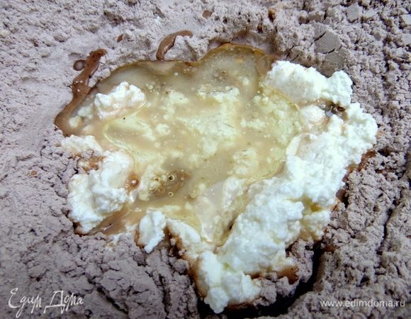 К творогу влить сыворотку или молоко и растительное масло.