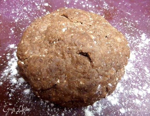 Перенести тесто на коврик с мукой.