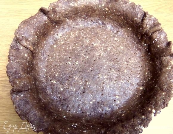 Перенести в форму смазанную так, чтобы с краев оставалось много теста. Наколоть дно вилкой.