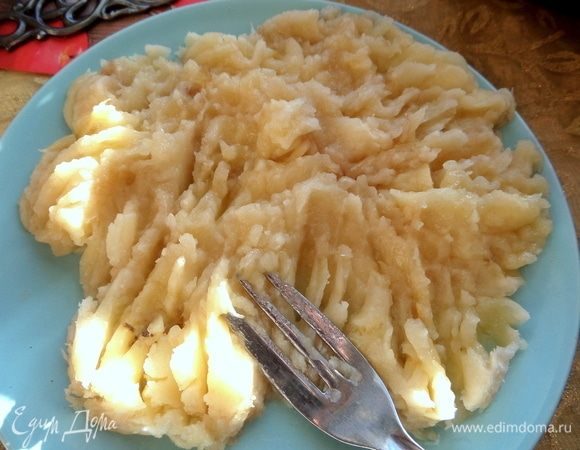 Переспелый банан размять в пюре.