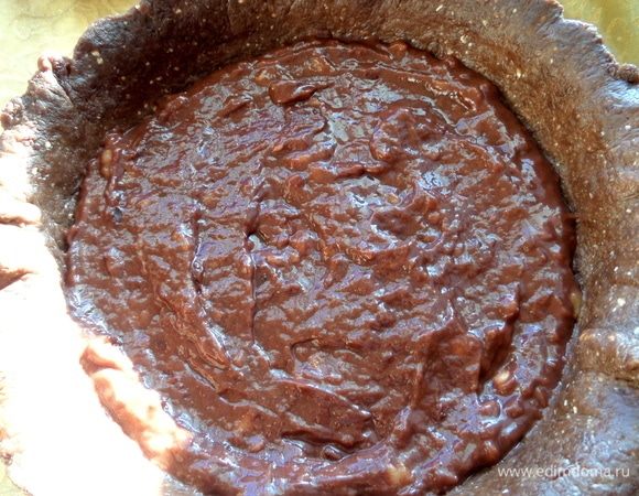 Распределить пудинговую начинку по дну коржа.