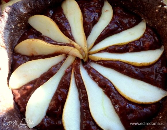 Веером распределить грушу на пудинг.