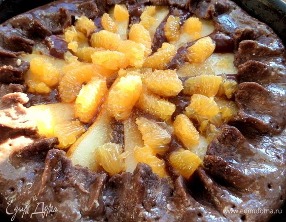 Края теста подтянуть к центру, защипать, смазать молоком с желтком или просто растительным маслом.