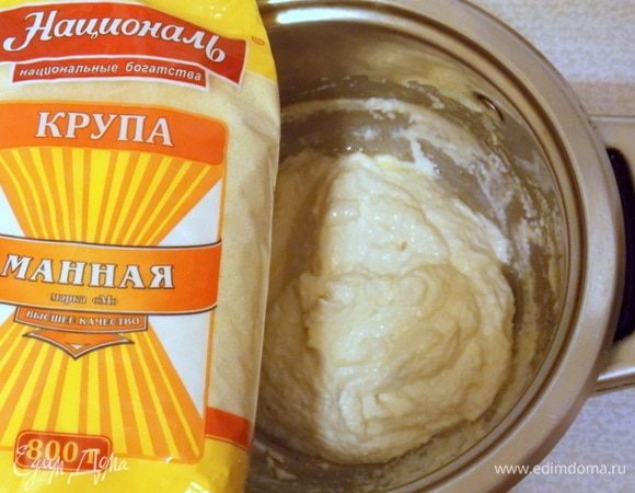 В сметану всыпать манную крупу ТМ «Националь» и перемешать. Оставить на один час для набухания. Добавить растительное масло и перемешать до однородности.