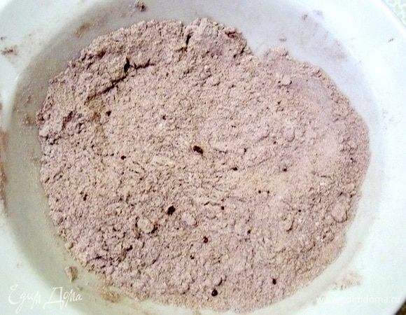 Смешать муку, разрыхлитель и какао.