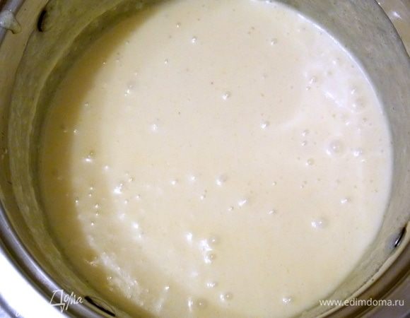 Размягченное сливочное масло соединить с сахаром и взбить до пышности. Затем вводить по одному яйцу, взбивая до однородной пышной массы.