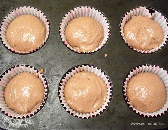 Положить сверху еще тесто, закрывая шоколад.