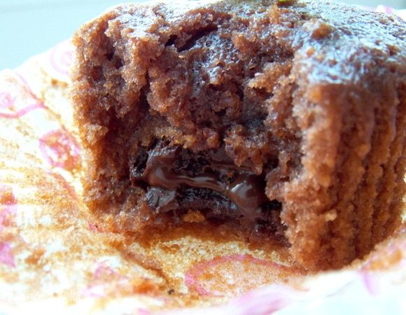 Проверить деревянной шпажкой у вас не получится, так как шоколад внутри будет жидким и пачкать дерево. Дать остыть до теплого состояния и подавать.