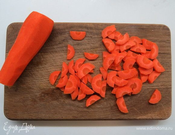 Морковь нарезать тонкими полукружочками.