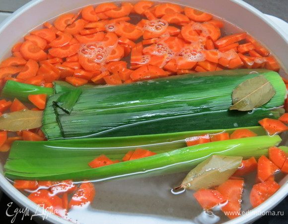 С лука-порея снять верхние темно-зеленые листья (они не понадобятся для супа, но нужны для овощного бульона). Сварить овощной бульон из трех литров воды, темно-зеленых листьев порея и моркови, добавить лавровый лист и душистый перец, посолить по вкусу. Непосредственно перед добавлением остальных ингредиентов в овощной бульон зеленые листья лука-порея вынуть и выбросить.