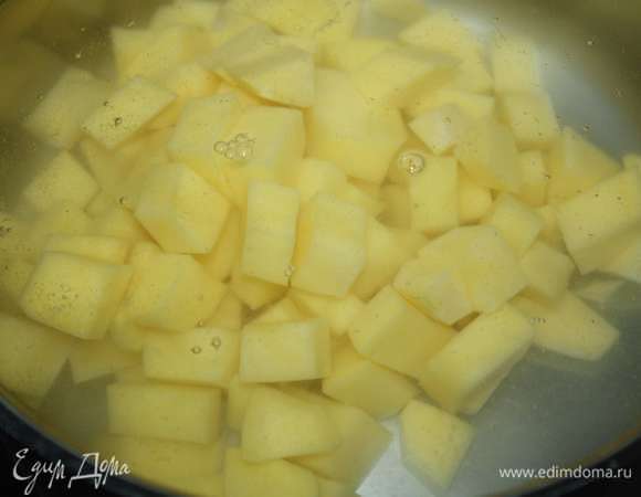 Воду налить в кастрюлю, добавить мелко нарезанный картофель. 
