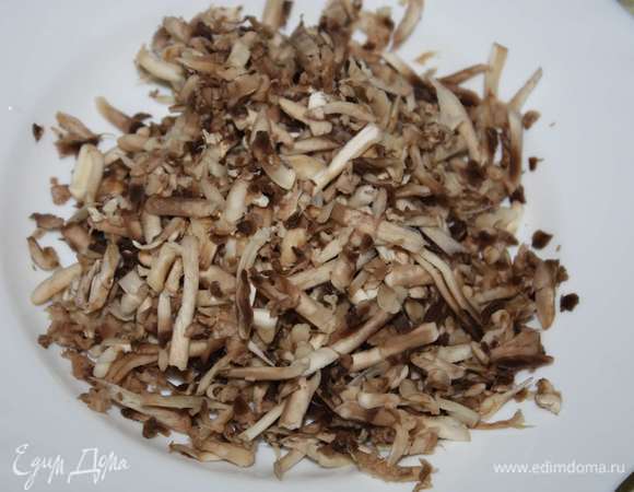 Грибы помыть и натереть на крупной терке. 