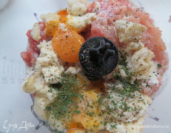 Для кнелей в чаше блендера соединить куриное филе, мякоть багета, сливки, яйцо, яичный желток, посолить, поперчить по вкусу. Я дополнительно добавила сушеный орегано и базилик.