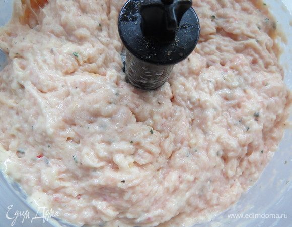 Измельчить до однородного состояния. Масса получается густой и липкой.