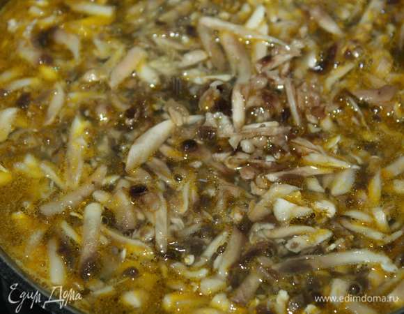 В кипящую воду с картофелем добавить грибы, обжаренные лук и морковь. Добавить соль по вкусу. Варить еще минут 10–15. 