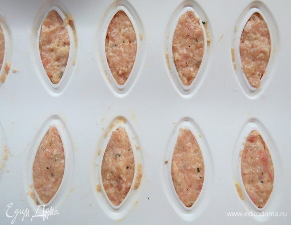 Наполнить массой для кнелей силиконовые формочки «кнели», я люблю замораживать их впрок. Затем просто опускаю замороженные кнели в свежесваренный овощной бульон. Если таких формочек нет, то необходимо зачерпнуть массу столовой ложкой, сверху накрыть второй столовой ложкой (по типу ракушки), опустить ложки в кипящий овощной бульон и повернуть верхнюю ложку так, чтобы снялся фарш с нижней ложки. Кнели должны получиться вытянутой формы.