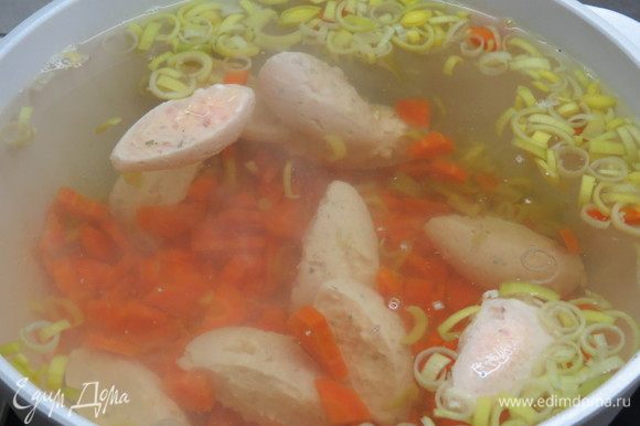 Лук-порей (светло-зеленую часть) нарезать полукольцами и добавить в суп к кнелям. Мелко нарезать шампиньоны и также добавить в суп, варить 3 минуты.