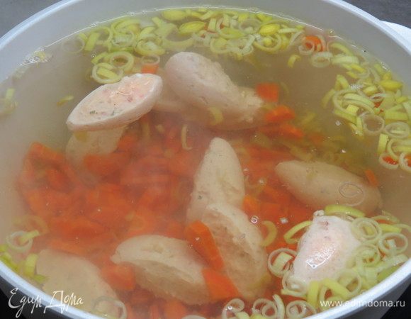 Лук-порей (светло-зеленую часть) нарезать полукольцами и добавить в суп к кнелям. Мелко нарезать шампиньоны и также добавить в суп, варить 3 минуты.