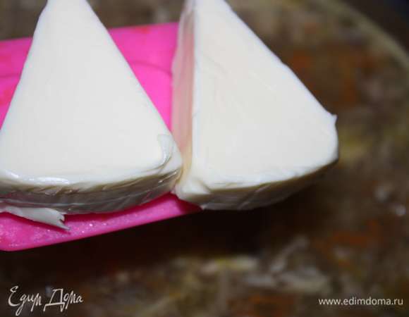 Далее добавить два кусочка плавленого сыра (предварительно его можно мелко нарезать).  