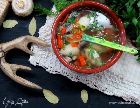 Подавать с рубленой зеленью петрушки.