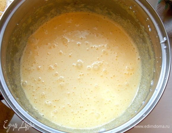 У 4 яиц желтки отделить от белков и взбить с сахаром. Яйца должны быть не очень крупные.