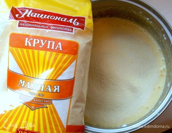 Добавить манную крупу ТМ «Националь», оставшееся яйцо и снова взбить.