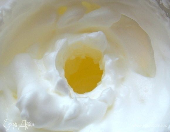 В белки добавить чуть-чуть соли и взбить до устойчивой пены.