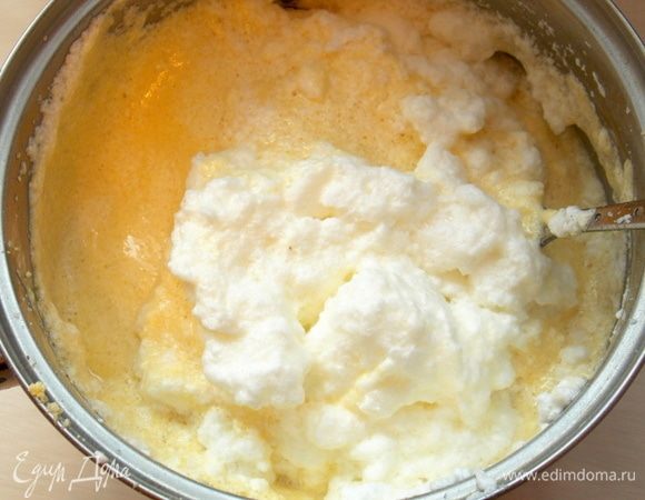 Аккуратно соединить взбитые белки и тесто.