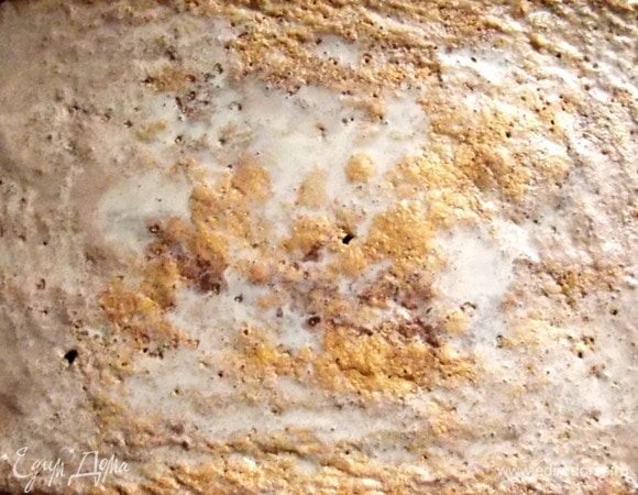 Сливки соединить с какао до однородной массы. Пирог вынуть из духовки и сразу залить манник шоколадными сливками.