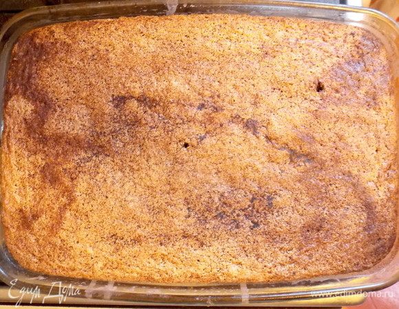 Сливки сразу впитаются, и мы ставим манник обратно в духовку примерно на 10–15 минут. На поверхности должна появиться хрустящая корочка.