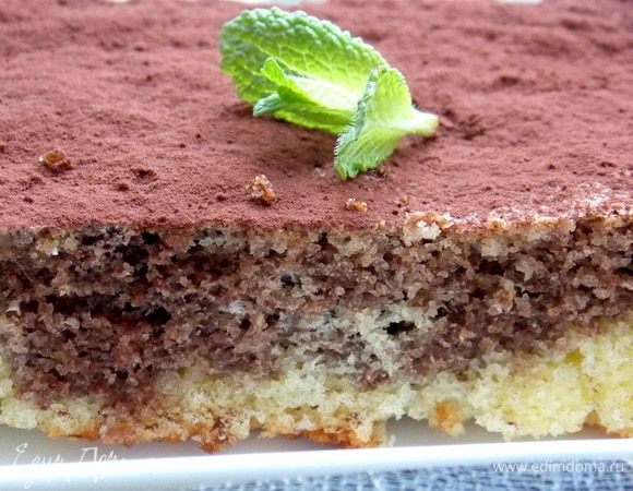 Дать остыть, посыпать какао-порошком и подавать с молоком, чаем или кофе. 
Приятного аппетита!