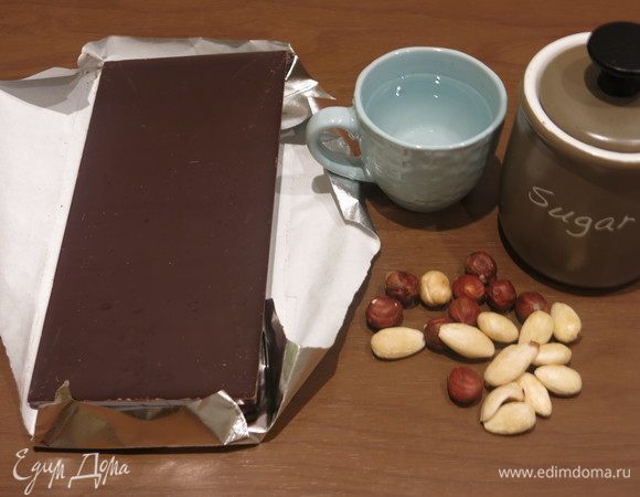 Подготовим компоненты. Если есть готовый марципан, то на конфеты пойдет совсем немного. Матча, перец кайенский, имеретинский шоколад — все факультативно, декор, хотя и придающий вкус. Больше всего мне понравились конфеты с перцем.