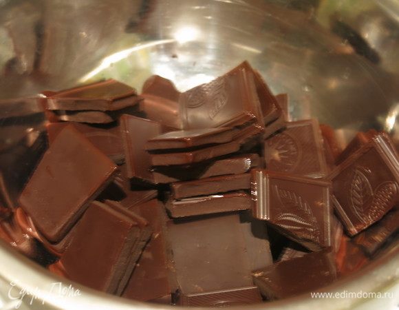 Растапливаем шоколад на водяной бане.