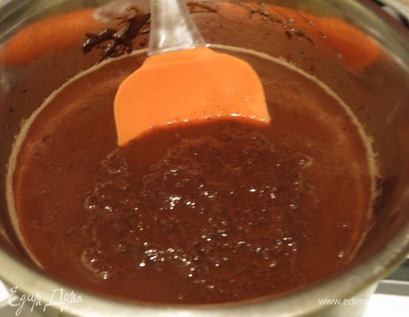 Вливаем воду, перемешиваем.