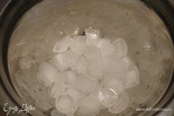 В миску большего диаметра, чем посуда, в которой готовится шоколад, кладем лед с водой.